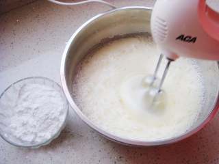 9、红枣葡萄干蛋糕杯,打发几圈后再次加入。最后一次加入剩余的白砂糖，继续高速打发。