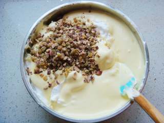 12、红枣葡萄干蛋糕杯,翻拌均匀后倒入剩下的蛋白中。倒入红枣葡萄干碎粒，继续翻拌。