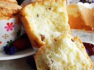 16、红枣葡萄干蛋糕杯,组织柔软细腻，甜度适中。