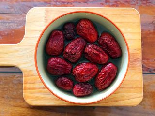 3、冬喝暖饮夏吃冰～养生养颜之气血双补女人汤,红枣用清水浸泡10分钟！