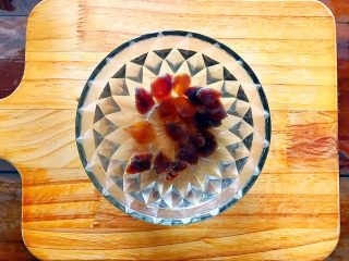 4、冬喝暖饮夏吃冰～养生养颜之气血双补女人汤,桂圆干用清水稍微洗一下，然后用温开水浸泡，注意，浸泡的水不要倒掉，等下要一起倒进锅里煮的！