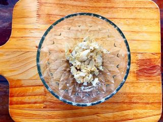 5、冬喝暖饮夏吃冰～养生养颜之气血双补女人汤,当归片用清水稍微洗一下，捞出，沥干水分，备用！