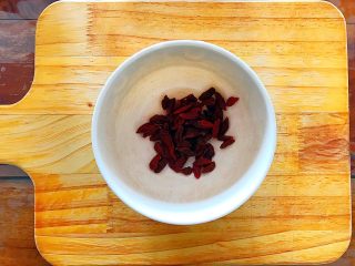 6、冬喝暖饮夏吃冰～养生养颜之气血双补女人汤,枸杞用清水稍微洗一下，捞出，沥干水分，备用！