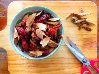 7、冬喝暖饮夏吃冰～养生养颜之气血双补女人汤,捞出红枣，去核，切片，用剪刀剪也可以！