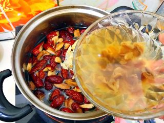 11、冬喝暖饮夏吃冰～养生养颜之气血双补女人汤,桂圆干连同水一起倒入！