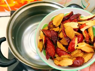 9、冬喝暖饮夏吃冰～养生养颜之气血双补女人汤,放入红枣，冷水下锅！