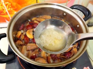 12、冬喝暖饮夏吃冰～养生养颜之气血双补女人汤,大火煮开之后用勺子撇去浮沫！