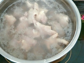 2、虫草花煲鸡汤,冷水入锅煮开
