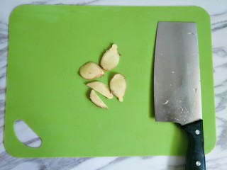 5、虫草花煲鸡汤,生姜切片