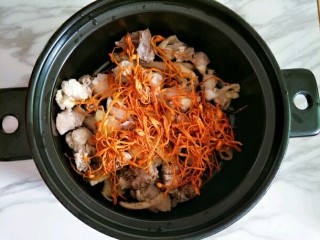 7、虫草花煲鸡汤,加入攥干水分的虫草花