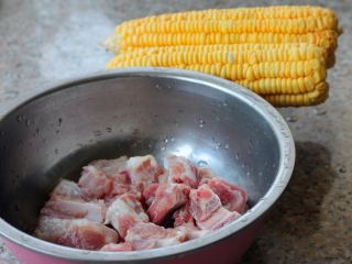 1、玉米排骨汤,排骨斩块。玉米去掉玉米须，洗干净备用。