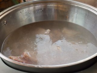 2、玉米排骨汤,汤锅放入冷水，倒两勺料酒，冷水放排骨，水开之后捞出排骨备用。