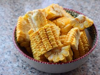 3、玉米排骨汤,玉米根据个人喜好切块。