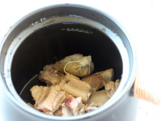 4、玉米排骨汤,飞好水的排骨放入炖锅里。