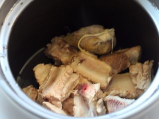 5、玉米排骨汤,放入料包和姜丝