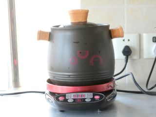 7、玉米排骨汤,盖上盖子，放到电炖锅底座上，选择煲汤，