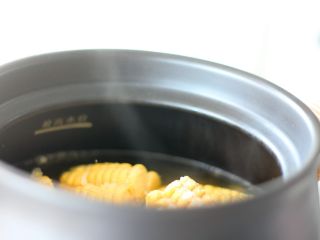 8、玉米排骨汤,最后半小时放入玉米继续炖，直到程序结束