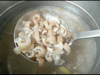 6、彩色猪皮冻,再次捞出，放入料理机，打成糊，把姜片捞出扔掉。