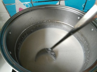 12、彩色猪皮冻,倒入后，小火再煮个几分钟，并不停搅拌，以防糊锅。然后把此糊，一分为二。