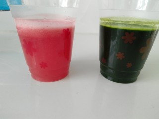 13、彩色猪皮冻,红色的是西红柿汁，绿色的是菠菜汁。