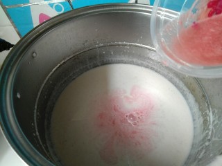 14、彩色猪皮冻,倒入西红柿汁，小火煮会。