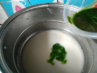 17、彩色猪皮冻,加入菠菜汁，小火煮会。