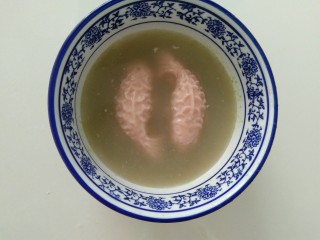 20、彩色猪皮冻,再倒入步骤8里，提前留出的汤汁，再次放进冰箱冷藏，剩下的就交给时间吧！