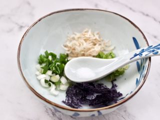 4、快手酸汤大馅馄饨,先放入盐调味。