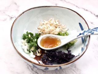 7、快手酸汤大馅馄饨,再放入米醋调味就可以了。