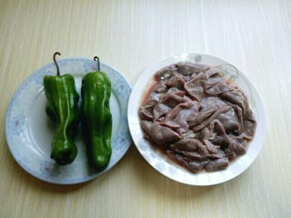 1、#咸味##补血护肝#青椒炒猪肝,准备好食材: 我买猪肝时让店家帮切好哒！(^_^)