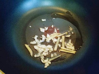 12、#咸味##补血护肝#青椒炒猪肝,锅中加入油，姜蒜姜煸炒。