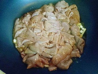 13、#咸味##补血护肝#青椒炒猪肝,加入腌制好的猪肝。(腌制猪肝的汤汁不要)