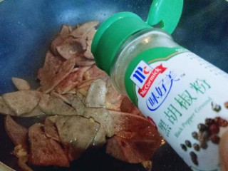 16、#咸味##补血护肝#青椒炒猪肝,再加入胡椒粉。(如果不喜欢可以不加)