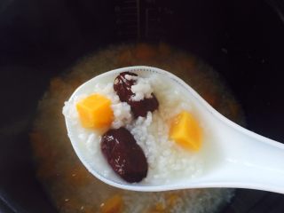 11、红枣番薯粥,待时间到打开锅盖搅拌一下，一股清香扑鼻而来