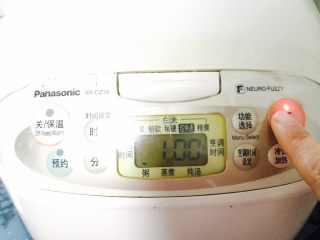 10、红枣番薯粥,电饭煲内胆放入电饭煲内盖上锅盖启动煮粥功能约1小时