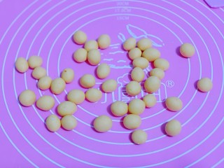 6、养生红糖南瓜酒酿圆子~驱寒暖宫,之后用手掌心将每个小面团搓圆即可!(一次性吃不完的话,可以密封好放入冰箱冷冻,吃的时候取出再煮很方便)