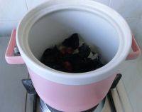 5、四色补血羹,将所有食材放入砂锅中