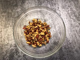 3、牛奶玉米面发糕,将红枣粒切碎