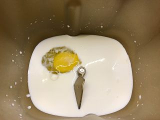 5、牛奶玉米面发糕,打入鸡蛋