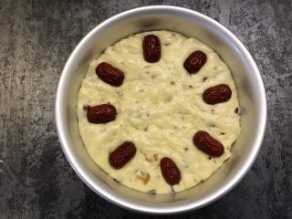 13、牛奶玉米面发糕,表面放上红枣粒装饰