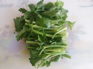 5、羊肉胡萝卜土豆滋补暖身汤,芹菜切长条