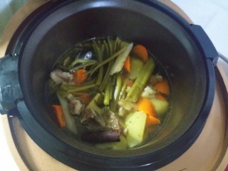 13、羊肉胡萝卜土豆滋补暖身汤,听到提示音后打开锅盖，放适量的盐就可以出锅了。