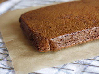 5、蓬松感红枣糕,烤好的蛋糕，要立即脱模放在晾网上防止湿气回吸，放凉后切块食用或保存就可以啦～