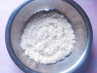 2、红豆红枣牛角粽,糯米提前浸泡一小时,然后淘洗干净。