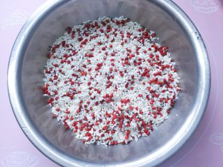 4、红豆红枣牛角粽,将糯米和红豆混合均匀。
