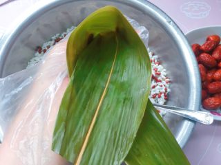 7、红豆红枣牛角粽,如图先这样交叉;