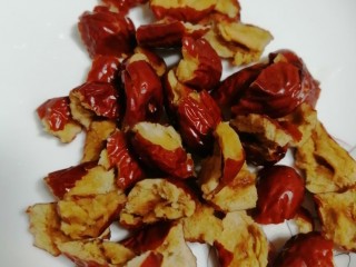 2、娃娃们喜欢吃的鲜肉火腿红枣粽子,红枣洗干净去核