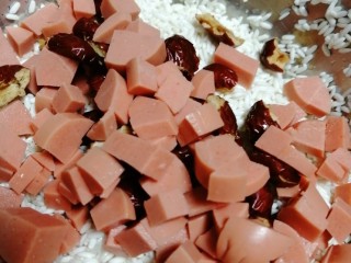 6、娃娃们喜欢吃的鲜肉火腿红枣粽子,将火腿，红枣加到糯米一起