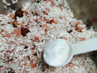 8、娃娃们喜欢吃的鲜肉火腿红枣粽子,加盐