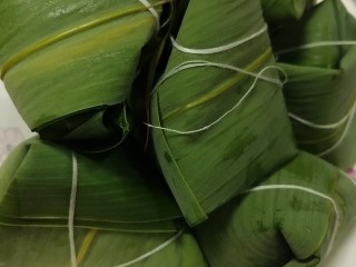 13、娃娃们喜欢吃的鲜肉火腿红枣粽子,包好，放蒸锅